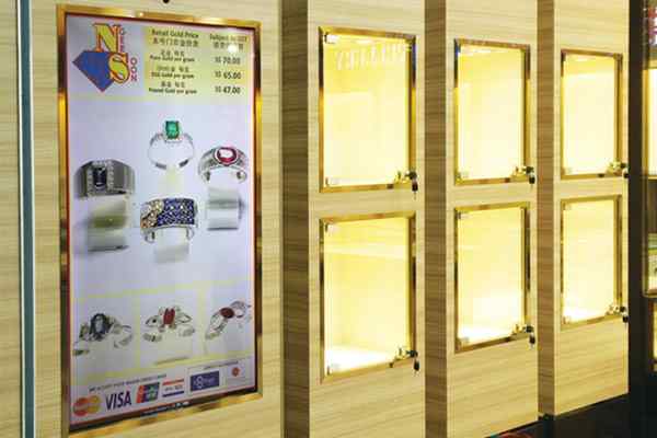 Anewtech-intelli-signage-interactive-digital-signage-jewellery